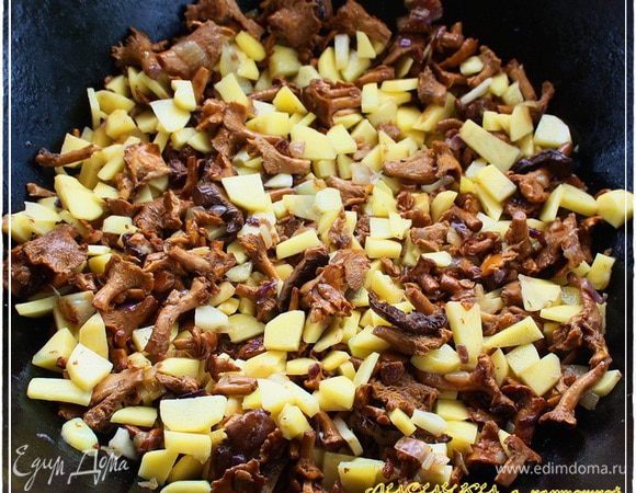 И также деликатно вороша, добиваемся вот такого результата. Чтобы картошке тоже масла досталось.
