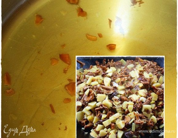 И минуток десять, не забывая время от времени переворашивать, жарим все вместе.
А потом берем бульон от лисичек и аккуратно, по краям, не торопясь, давая ему протечь вовнутрь, под слой продукта, выливаем его в казан.


