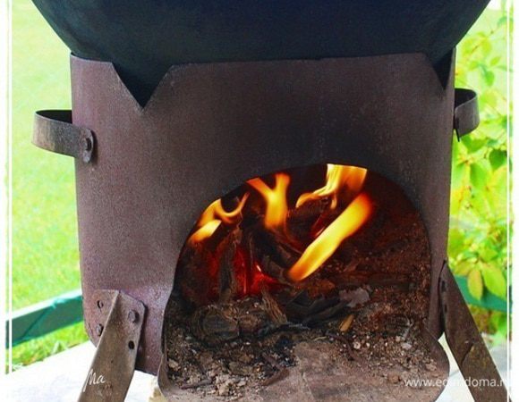 И снова тщательно, но очень, напоминаю, аккуратно снова ворошим. А потом накрываем казан крышкой. 



