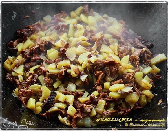 Тут, наверное, уместнее будет сказать, что дальше будем уже тушить. Тушим минут десять, но пару – тройку раз обязательно переворошите. Вот такая будет картина на исходе этих минут.