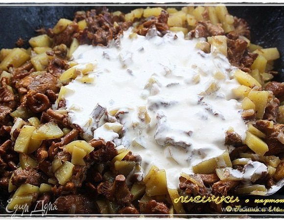 А минут через этих десять добавим в казан сливок. Стакан. Больше не надо. Хотя все зависит от качества и свежести этих самых сливок. Я не стал брать загустевшие. Суточных хватило. А жирность у наших сливок довольно высокая. Веснушка молоко дает в районе шести процентов. Сливки мы получаем сепарированием, так что продукт – на уровне. Честное слово!



