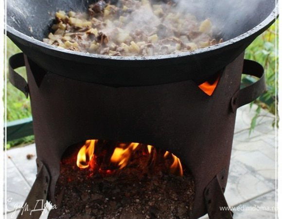  Казан уже не закрываем и не забываем пару раз переворошить. Чтобы не получилось какого пригорания.