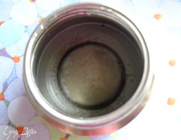 Сварим эспрессо. Для этого я использовала гейзерную кофеварку.
Нальем холодной воды по максимум в нижний резервуар кофеварки.