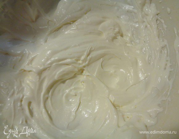 Сливки взобьем миксером.