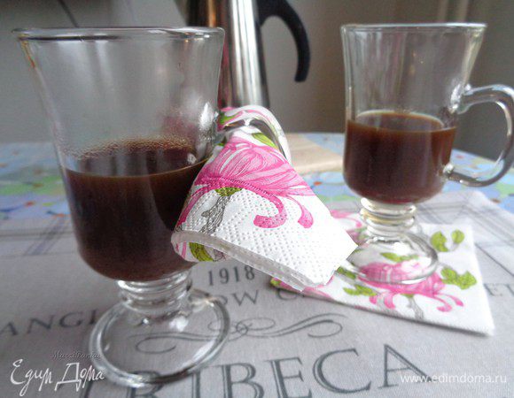 Прозрачные бокалы с толстым стеклом наполняем на половину сваренным кофе.