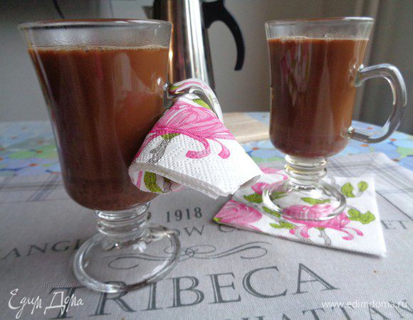 Аккуратно вливаем горячий шоколад.