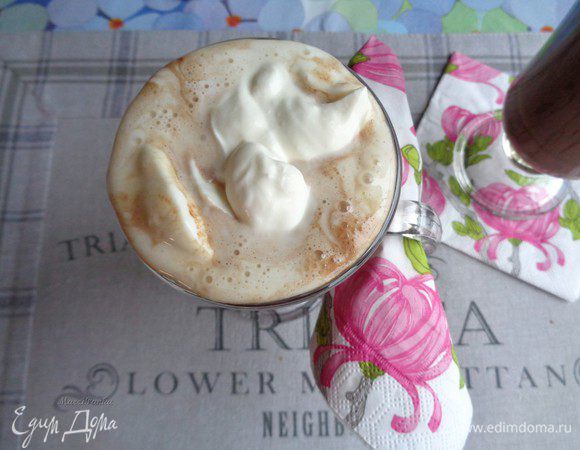 Украшаем взбитыми сливками.