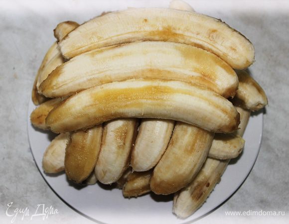 Берём спелые, переспелые, возможно примятые, далеко не идеальные бананы. На моём фото видно, что они были примяты.
Почистили!