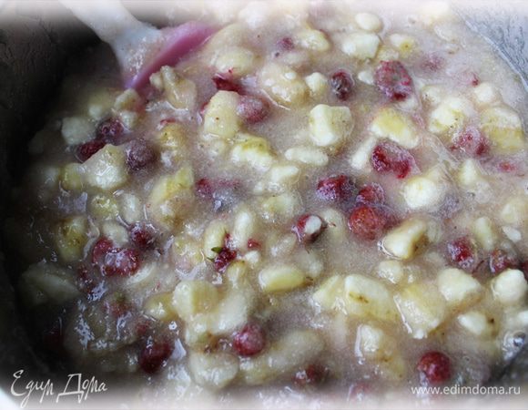 Соединяем бананы с клубникой и сахаром.
Тщательно перемешиваем и оставляем постоять 1.30-3 часа. 

