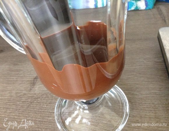 Шоколад положить в прозрачный бокал и поставить на 1 минуту в микроволновку.
Когда шоколад растает, нарисовать на стекле рисунок. Дать чуть-чуть застыть.