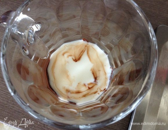 Аккуратно залить 50 мл холодного молока, надо налить так, чтоб молоко закрыло рисунок из шоколада.