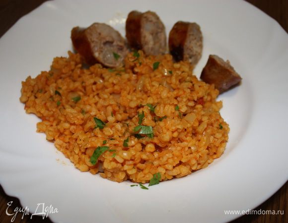 Это очень вкусный плов, можно подавать как самостоятельное блюдо, либо как гарнир к мясу, к птице, или рыбе. Муж у меня мясоед, поэтому у нас сегодня с куриными колбасками гриль. 
Приятного аппетита! 