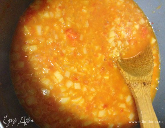 Заливаем крупу кипятком, солим, накрываем крышкой, и на медленном огне готовим 10-15 минут, пока булгур не впитает в себя всю воду. Выключаем и оставляем плов на 15 минут настояться. 