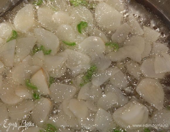 В кастрюлю с толстым дном наливаем масло, прогреваем его и отправляем чеснок и мелко нарезанный чили. Готовим до подрумянивания чеснока, минутки 2-3.