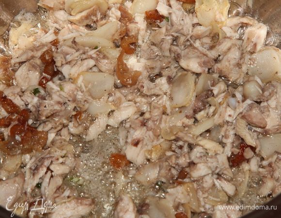 Затем добавляем куриное мясо, поджариваем пару минут.