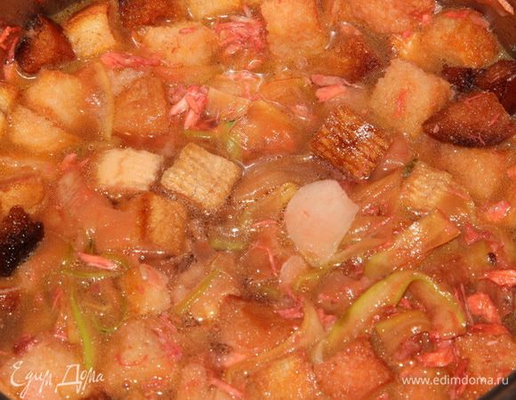 Добавляем сухарики, перемешиваем еще раз и сразу вливаем бульон. Доводим до кипения.