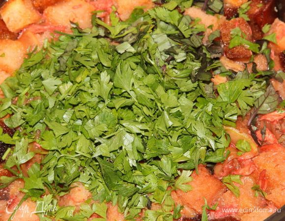 Рубим зелень, у меня петрушка и зеленый и синий базилик. Все по вкусу. Добавляем в суп.