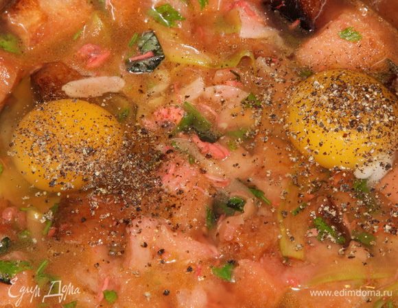 Яйца отдельно друг от друга разбиваем в плошку и осторожно выливаем по очереди в суп. Сверху присыпаем молотым черным перцем (в ингредиентах - горошком) и накрываем крышкой минут на 5. Белок должен прихватиться. Суп готов!