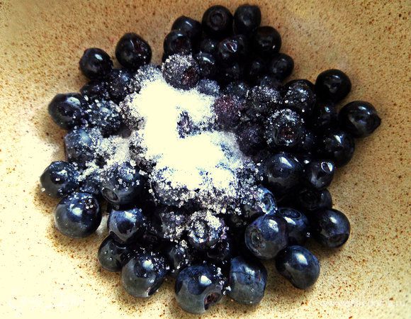 Черника ягода нейтральная, поэтому можно и побольше. Если брать смородину, думаю, 1 ложки хватит. Присыпаем чуть сахаром (или потом мёд при подаче).