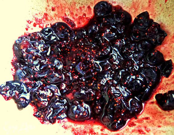 Раздавим толкушкой (или ложкой) через сито.