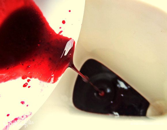 Сливаем сиропчик в любимую чашку.