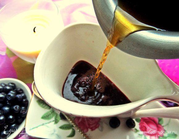 Даём отстояться и переливаем в чашку прямо на сироп.