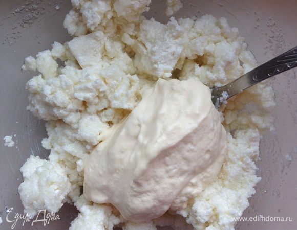 Растираем творог (у меня 5%) с сахаром, солью, маслом и сметаной (2 ст. л. с горкой!) до однородности. 
