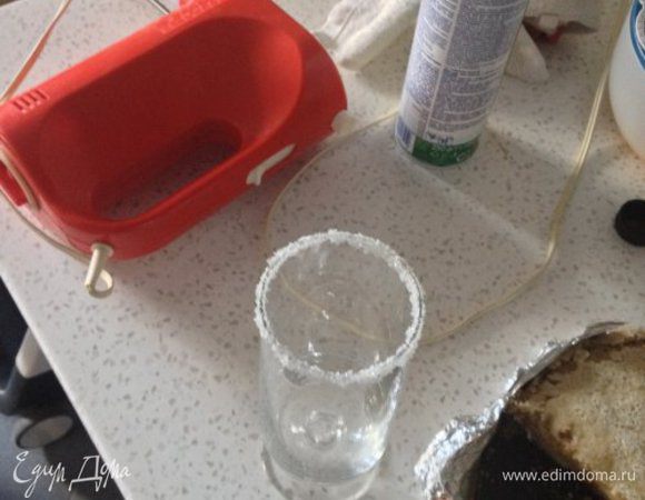 Для начала украшаем свою чашку: насыпаем сахар в блюдце. Стакан для кофе переворачиваем вверх дном, обмакиваем стакан в лимонный сок, а затем и в сахарный песок