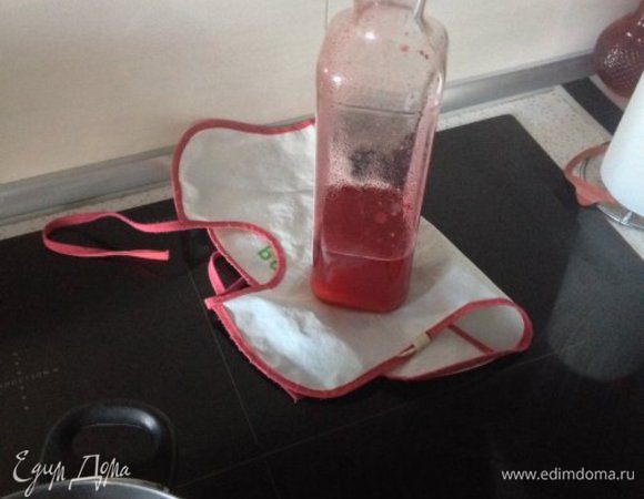 На дно стакана вливаем немного клубничного сиропа.