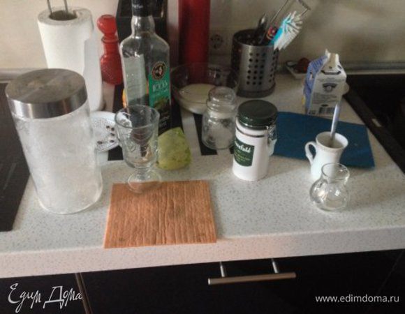 Молоко выливаем в кастрюльку, ставим на огонь и подогреваем, но не доводим до кипения!! В турке варим крепкий кофе. Аккуратно и медленно вливаем в стакан с молоком тонкой струйкой (в середину стакана) кофе.