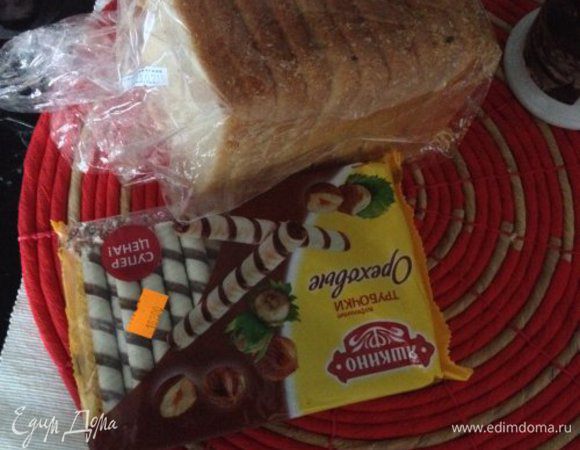 Сверху украшаем кондитерскими сливками.