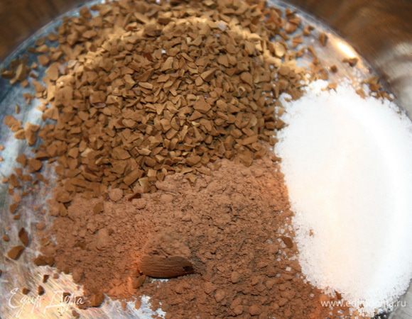 В кастрюле смешиваем кофе, какао и сахар.