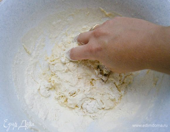 Дрожжи  развести в тёплом молоке с водой. 
Затем добавить сахар и постепенно добавляя просеянную муку замесить мягкое тесто. В конце замеса добавив соль и растительное масло.
