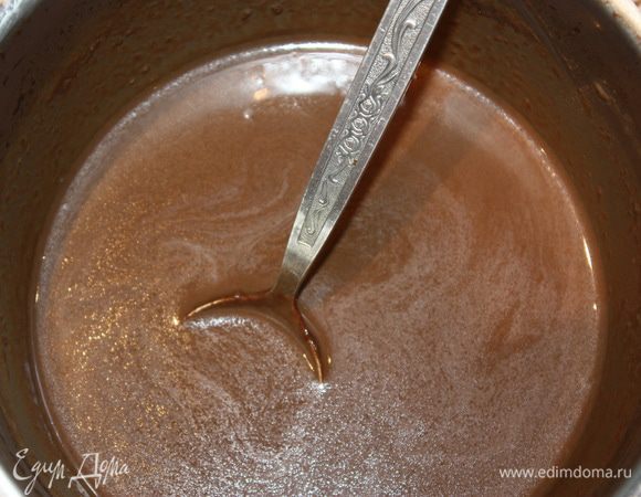 Смешиваем кофейно-молочную смесь с растопленным шоколадом. Перемешиваем до полного соединения шоколада с молоком. Остужаем при комнатной температуре.