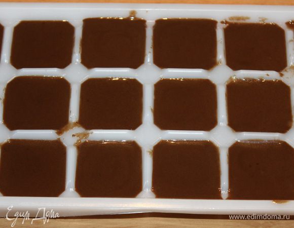 Готовую кофейно-шоколадную смесь заливаем в форму для льда и убираем в морозильную камеру.
