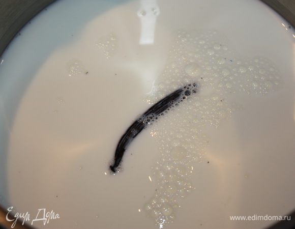 Ванильное молоко. В кастрюли вливаем молоко и добавляем сахар. Стручок ванили разрезаем вдоль на две половины, при помощи ножа извлекаем семена, которые отправляем в молоко вместе со стручком. Доводим молоко до кипения и остужаем при комнатной температуре. Когда молоко остыло, его нужно поставить в холодильник на пару часов, чтобы оно хорошо охладилось.