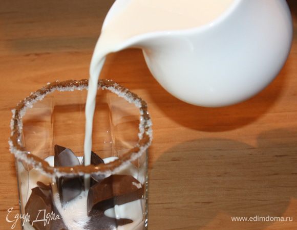 Заливаем холодным ванильным молоком.