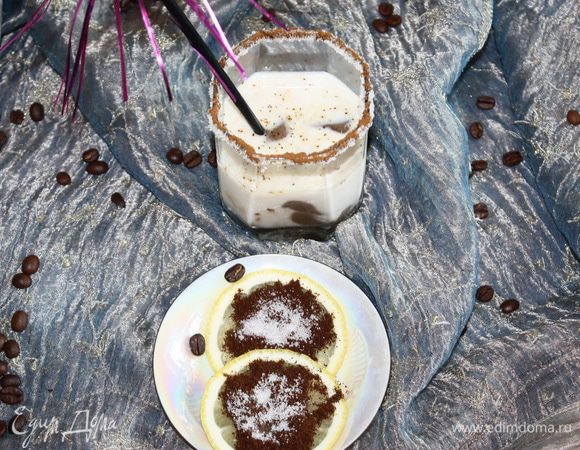 Слегка припудриваем наш напиток, то есть кофе просеиваем через мелкое сито.