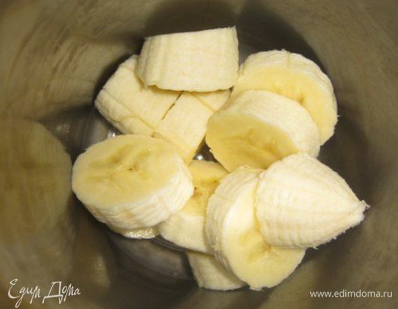 Банан почистить и порезать. Сделать пюре в блендере.