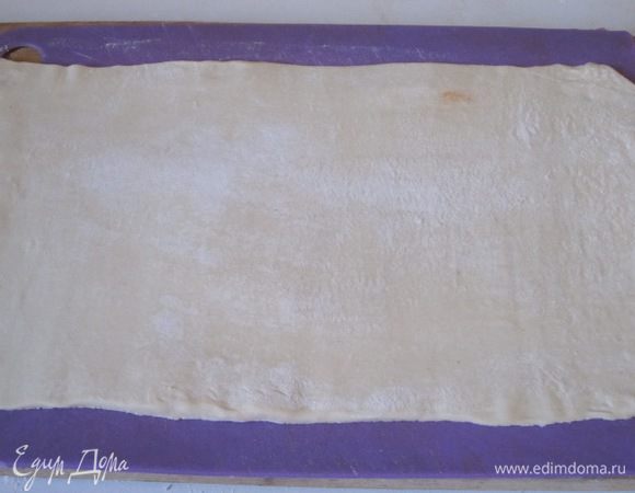Слоеное тесто разморозить и раскатать.
