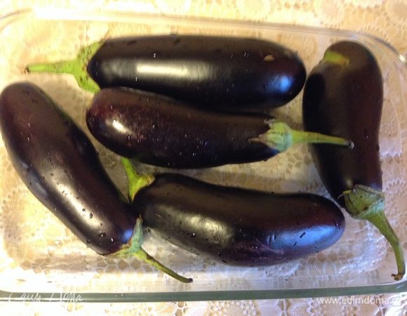 Баклажаны вымыть наколоть вилкой, поставить в духовку при 200С на 30 минут.