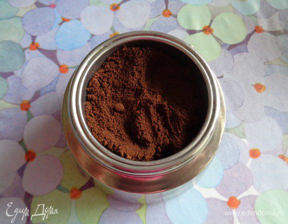 В верхнюю часть засыпаем молотый кофе для эспрессо.