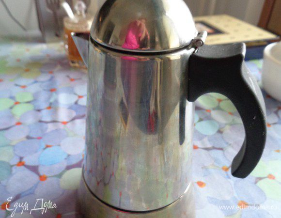 Закрутим кофеварку и поставим на плиту на маленький огонь.