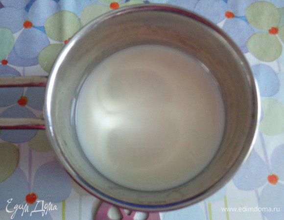 Нальем в кастрюльку молоко. Для этого лучше взять молоко с жирностью побольше, поскольку оно легче взбивается в пену. 