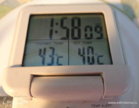 Нагреем его до температуры 60-65 градусов. Воспользуйтесь кухонным термометром.