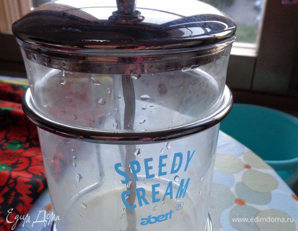 Затем с помощью пресса взобьем молоко в пену. 