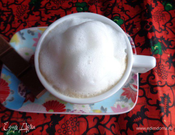Сверху при помощи ложки выкладываем воздушную молочную пенку. Перемешивать не нужно ни в коем случае.
