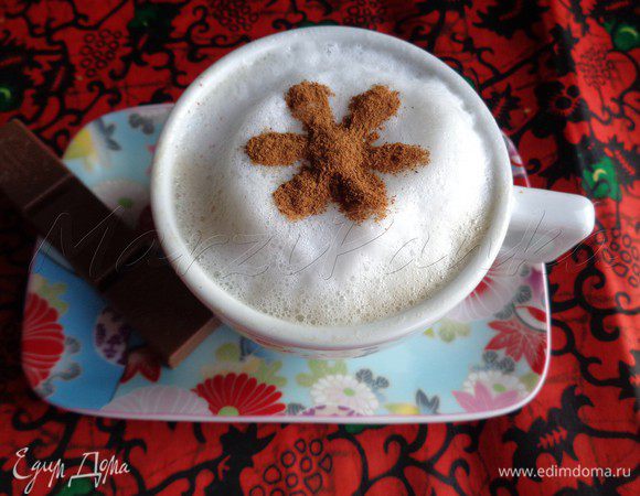 Украшаем корицей и присыпаем сверху сахаром. Можно сахар взбить с молоком. Я пью без сахара лично.

Если белоснежная «шапка» удержит корицу, то наш кофе удался. Я специально присыпала большим количеством корицы, чтобы было наглядно видно насколько хорошо взбилось обычное молоко, обычным способом.