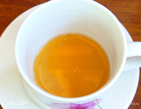 В подогретую чашку положите сахар и залейте его подогретым бренди.