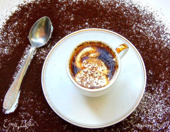 Влейте кофе, перемешайте. украсьте взбитыми сливками и посыпьте тертым шоколадом.